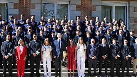 K&ouml;nig Felipe und Spaniens Weltmeister in Madrid.