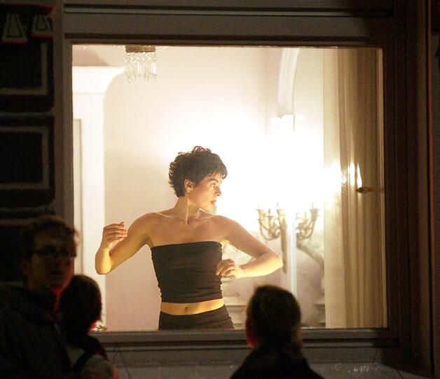 Manche schauten sehr neugierig in die Fenster.
