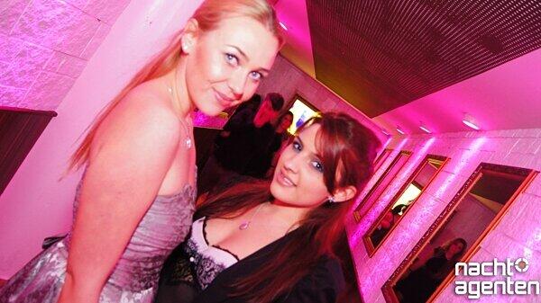 Heiße Mädels und sexy Moves bei "DJ A-Les B-Day Bash" im Crown's Club. Mehr Bilder gibt es unter www.nachtagenten.de.