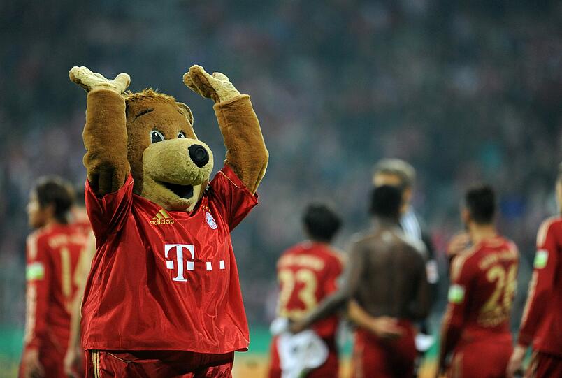 DAS MASKOTTCHEN: Berni wohnt an der Säbener Straße, hat darum genug Gelegenheiten, sich ein paar fußballerische Tricks von den Bayern-Stars abzugucken. Besonders gut befreundet in der Mannschaft ist Berni der Bär mit Philipp Lahm und Bastian Schweinsteiger, mit denen er nicht nur nach Siegen in der Allianz Arena oft für Fotos posiert. Nebeinbei begleitet er die Stars auch immer zum Flughafen, wenn die auf große Reisen gehen, doch am liebsten kümmert er sich um die ganz jungen Bayern-Fans. Beim Kids Club des FC Bayern ist Berni wohl der wichtigste Mitarbeiter.
