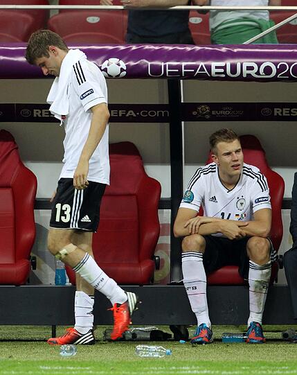 Die Enttäuschung ist Phillip Lahm ins Gesicht geschrieben, bei Thomas Müller fließen die Tränen, Mario Gomez ist entsetzt: Nach dem EM-Aus gegen Italien können's Jogis Jungs nicht fassen.