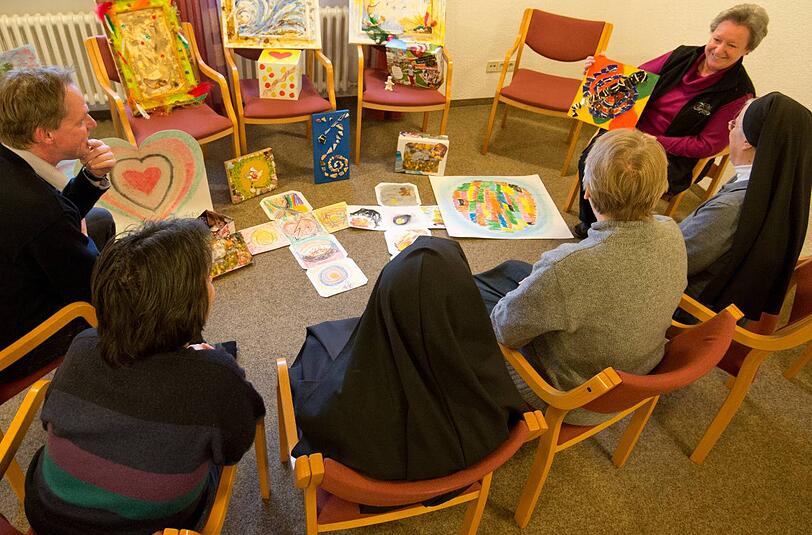 Das Gruppenzimmer im Kloster Münsterschwarzach: Auf dem Boden liegen Arbeiten aus der Kunsttherapie.