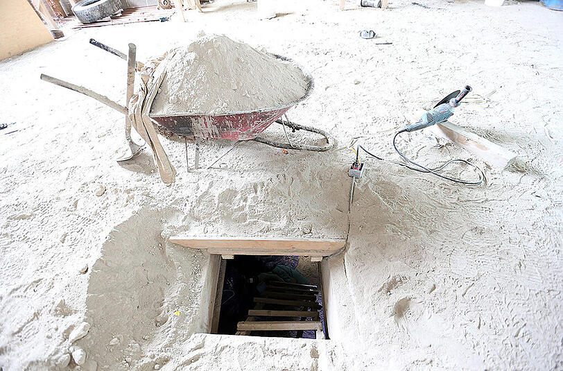 Guzmán war am Samstag durch einen heimlich gegrabenen Tunnel aus dem Gefängnis im zentral gelegenen Bundesstaat México entkommen. Der unterirdische Gang ist nach Angaben der Behörden 1,5 Kilometer lang, rund 1,70 Meter hoch, 80 Zentimeter breit und verfügt über eine Luftzufuhr sowie Beleuchtung. Mit einem Motorrad, das auf Schienen fuhr, wurde die Erde aus dem Tunnel abtransportiert.