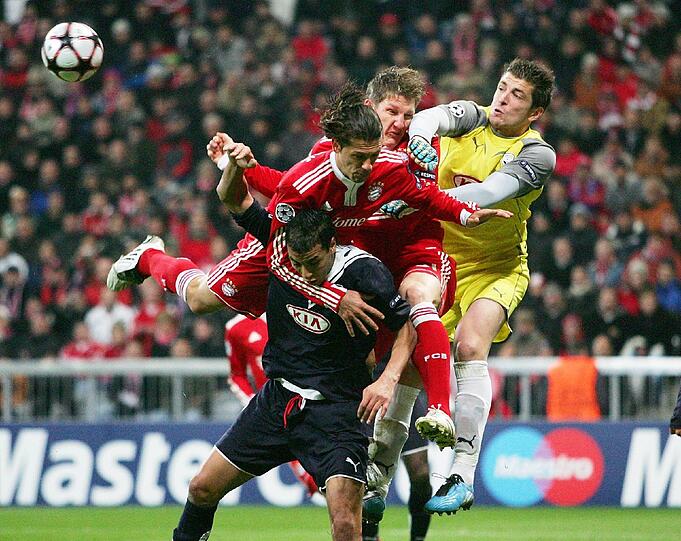 SAISON 2009/2010: Unter der Woche spielten die Münchner in der Champions League gegen Girondins Bordeaux. Vor eigenem Publikum kassierte der Champions-League-Sieger von 2001 eine 0:2-Pleite.