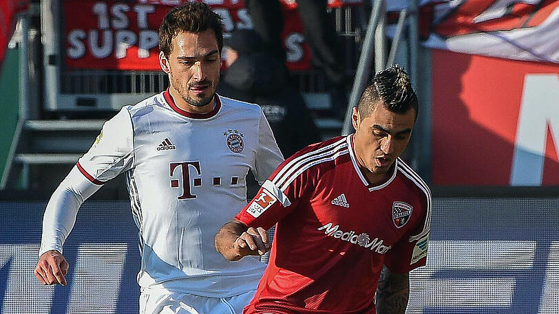 MATS HUMMELS: NOTE 3 - Souveränes Stellungsspiel. Total ruhig, sicher und gelassen. Versuchte mit langen Bällen &ndash; bevorzugt: der rechte Außenrist-Schlenzer - seine Leute vorne in Stellung zu bringen. Was einmal kurz vor der Pause auf Alaba gut funktionierte.