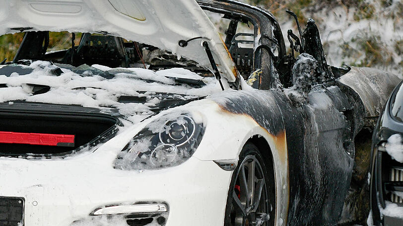 Die Luxus-Autos sind abgebrannt und zerstört - vor Ort fand die Polizei Brandbeschleuniger. Die Ermittler gehen deshalb von Brandstiftung aus.