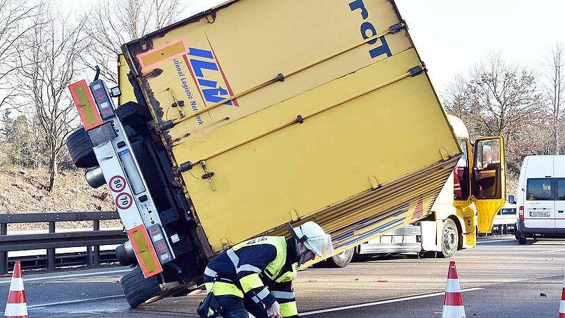 Schwerer Lkw-Unfall auf der A99. Die Bilder von der Unfallstelle.