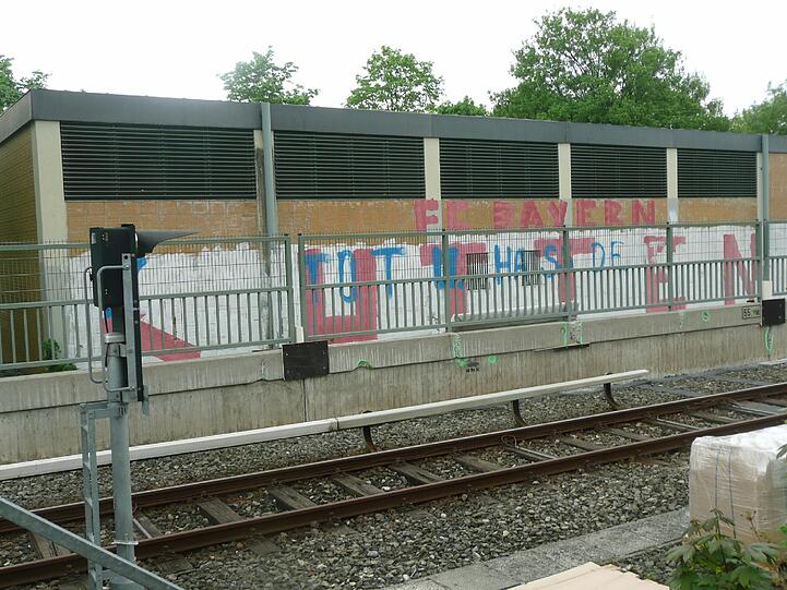 Die Anti-FC Bayern-Hass-Schrift am U-Bahnhof Studentenstadt.