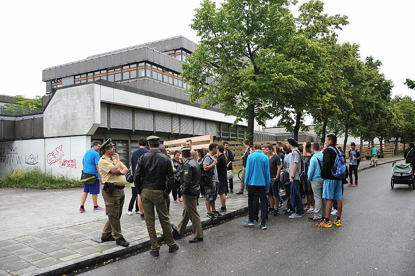 Realschüler, die eigentlich zu diesem Zeitpunkt ihre Prüfungen schreiben sollten, standen aufgeregt vor der Schule.