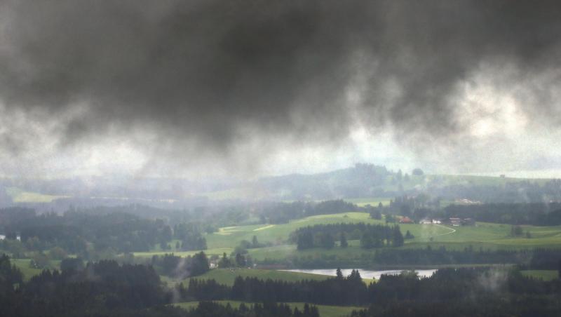 Durch eine Wolkenlücke wird das Alpenvorland von der Sonne beschienen. Foto: Karl-Josef Hildenbrand/Archiv Durch eine Wolkenlücke wird das Alpenvorland von der Sonne beschienen. Foto: Karl-Josef Hildenbrand/Archiv