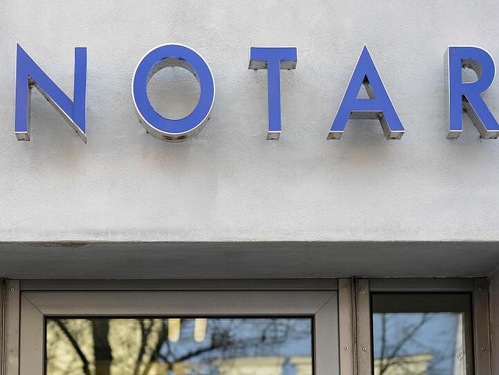 Der Schriftzug "Notar" ist über einer Kanzlei angebracht. Foto: David Ebener/dpa/Symbolbild/Archivbild