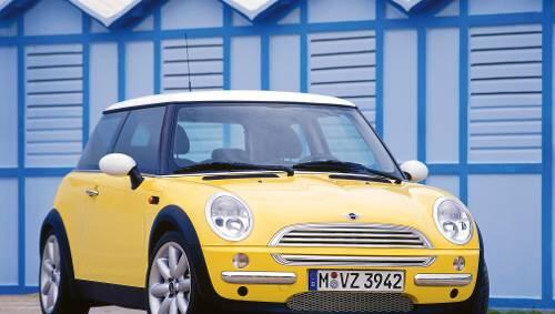 Große, rundliche Schweinwerfern und kurvige Konturen: Solche Autos bringen zum Lächeln, sagen die Forscher. Große, rundliche Schweinwerfern und kurvige Konturen: Solche Autos bringen zum Lächeln, sagen die Forscher.