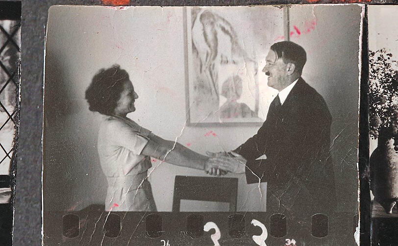 Leni Riefenstahl wird freudig von Adolf Hitler empfangen.  Foto: Stiftung Preußischer Kulturbesitz