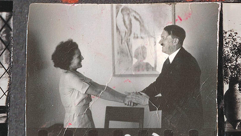 Leni Riefenstahl wird freudig von Adolf Hitler empfangen. Foto: Stiftung Preußischer Kulturbesitz Leni Riefenstahl wird freudig von Adolf Hitler empfangen. Foto: Stiftung Preußischer Kulturbesitz