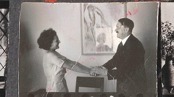 Leni Riefenstahl wird freudig von Adolf Hitler empfangen.  Foto: Stiftung Preußischer Kulturbesitz