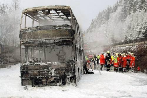 Völlig ausgebrannt ist der Bus, in dem Schüler nach Kärnten zum Skifahren unterwegs waren.