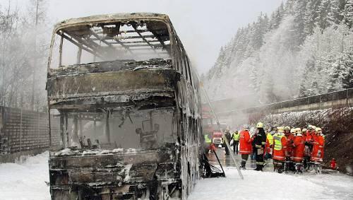 Völlig ausgebrannt ist der Bus, in dem Schüler nach Kärnten zum Skifahren unterwegs waren. Völlig ausgebrannt ist der Bus, in dem Schüler nach Kärnten zum Skifahren unterwegs waren.