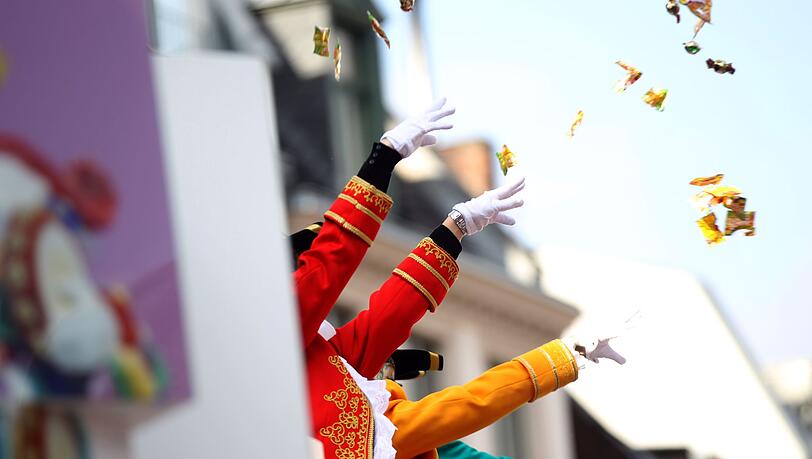 An Karneval muss man sich in K&ouml;ln eigenverantwortlich vor Wurfgeschossen in Acht nehmen, wie das Amtsgericht verf&uuml;gt hat (Archivbild).