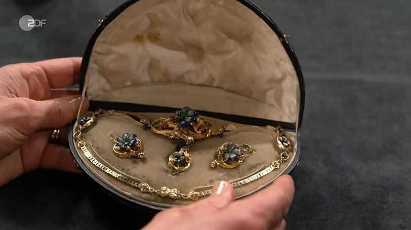 Ein florales Schmuckset im historischen Etui machte nicht nur bei der Expertin Eindruck. Goldkette und Ohrhänger mit Emaille stammten aus der Zeit zwischen 1845 und 1860. Die Expertise lag bei 2.800 bis 3.000 Euro - schon allein der Goldwert wurde auf 2.400 Euro beziffert. Ein florales Schmuckset im historischen Etui machte nicht nur bei der Expertin Eindruck. Goldkette und Ohrhänger mit Emaille stammten aus der Zeit zwischen 1845 und 1860. Die Expertise lag bei 2.800 bis 3.000 Euro - schon allein der Goldwert wurde auf 2.400 Euro beziffert.