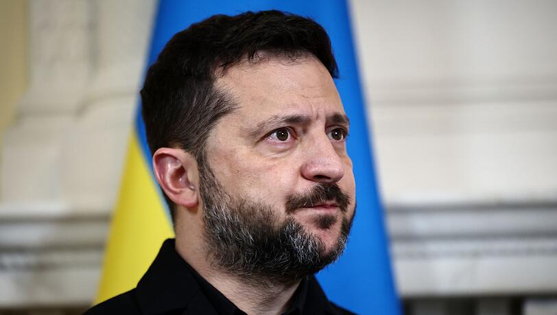 Der ukrainische Präsident Wolodymyr Selenskyj will sich nicht mehr an die von US-Präsident Donald Trump verkündete Waffenruhe für Energieinfrastruktur halten und wieder russische Ölraffinerien angreifen. Der ukrainische Präsident Wolodymyr Selenskyj will sich nicht mehr an die von US-Präsident Donald Trump verkündete Waffenruhe für Energieinfrastruktur halten und wieder russische Ölraffinerien angreifen.