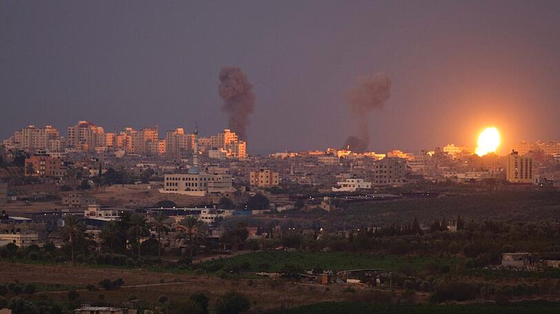 Bereits am frühen Morgen erschüttern Explosionen den Gaza-Streifen. Jede Bombe lässt einen gleißend hellen Feuerball in die Luft schießen.