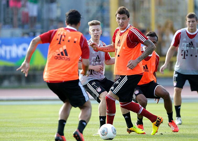 Mitchell Weiser gegen Mario Madzukic.Der FC Bayern in Riva am Gardasse: Sehen Sie hier die ersten Bilder aus dem Trainingslager!