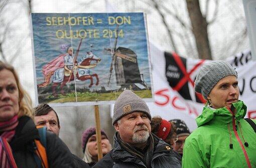 Demonstranten hatten sich bereits versammelt. Auf einem Plakat ist Seehofer als Don Quijote dargestellt.