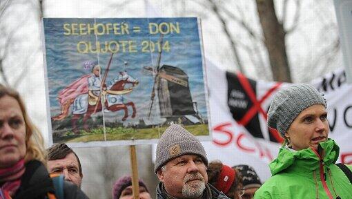 Demonstranten hatten sich bereits versammelt. Auf einem Plakat ist Seehofer als Don Quijote dargestellt. Demonstranten hatten sich bereits versammelt. Auf einem Plakat ist Seehofer als Don Quijote dargestellt.