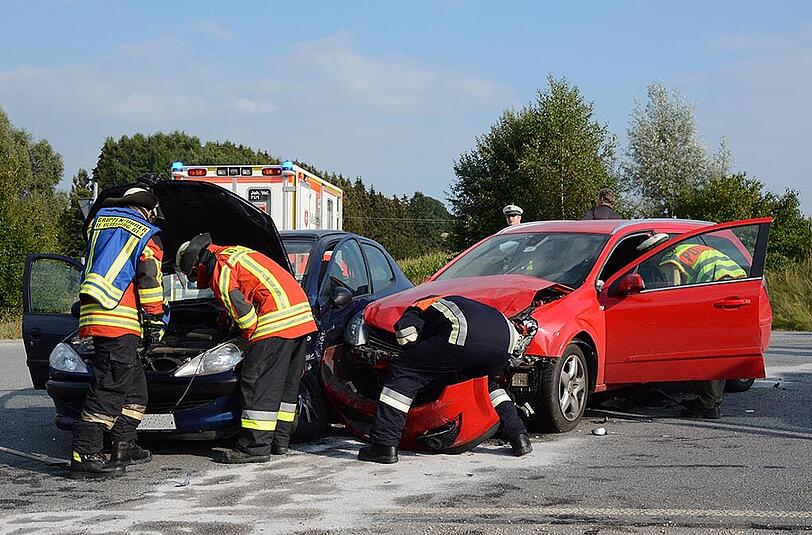 Der Fahrer des blauen Peugeot missachtete die Vorfahrt und kolliderte mit dem anderen Auto. Beide Fahrer verletzten sich bei dem Unfall.