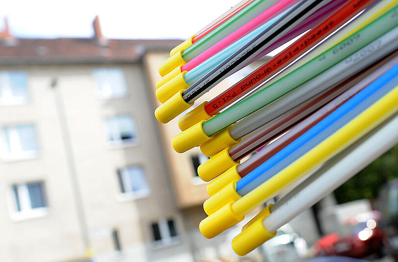 Bunte Stengel: So sehen einzelne Glasfaserkabel aus. Die SWM bauen damit das Netz in München aus.