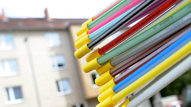 Bunte Stengel: So sehen einzelne Glasfaserkabel aus. Die SWM bauen damit das Netz in München aus. Bunte Stengel: So sehen einzelne Glasfaserkabel aus. Die SWM bauen damit das Netz in München aus.
