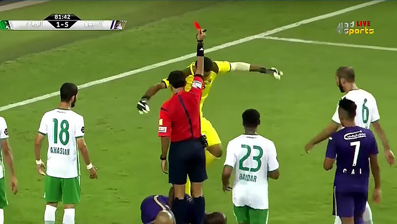 Noch während der Schiri ihm Rot zeigt, tritt der Keeper auf seinen Gegenspieler ein. Noch während der Schiri ihm Rot zeigt, tritt der Keeper auf seinen Gegenspieler ein.