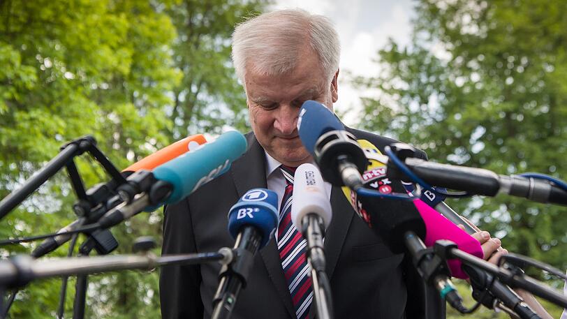Der CSU-Parteivorsitzende Horst Seehofer spricht in Schwarzenfeld (Bayern) zu Beginn der zweitägigen CSU-Vorstandsklausur zu Journalisten.