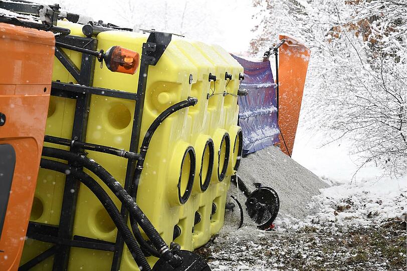 Der Wintereinbruch hat am Sonntag auch dem Winterdienst Probleme beschert: In Hohenbrunn kam ein Räumfahrzeug von der Straße ab und kippte um.