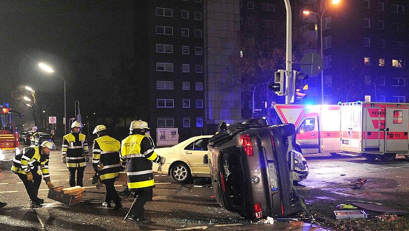 Am Dienstagabend krachte es an der Kreuzung Gottahrd-/Von-der-Pfordten-Straße. Am Dienstagabend krachte es an der Kreuzung Gottahrd-/Von-der-Pfordten-Straße.