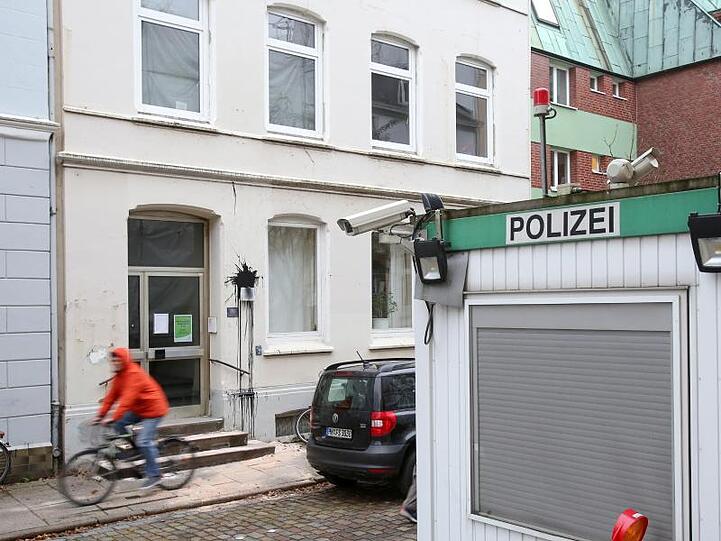 Vermummte hatten nach Polizeiangaben zunächst einen Autoreifen vor dem Mehrfamilienhaus in Hamburg-Altona angezündet und danach mit Farbe gefüllte Marmeladengläser gegen die Hauswand geworfen.