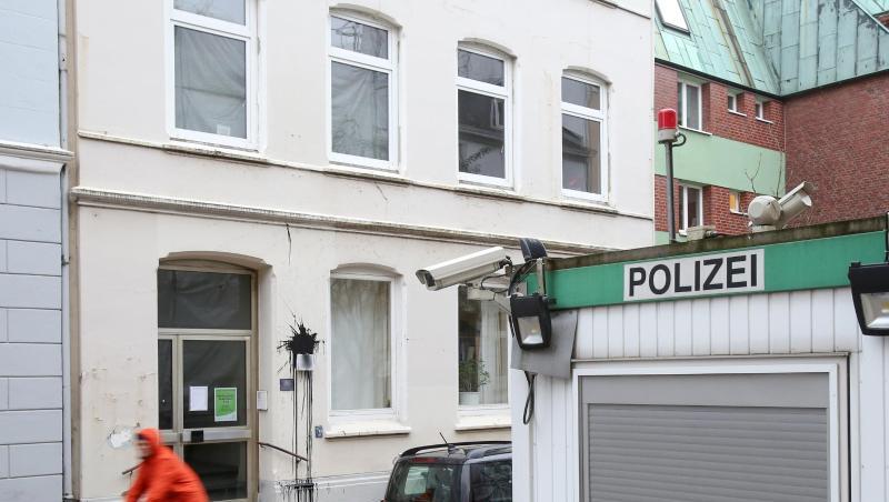 Vermummte hatten nach Polizeiangaben zunächst einen Autoreifen vor dem Mehrfamilienhaus in Hamburg-Altona angezündet und danach mit Farbe gefüllte Marmeladengläser gegen die Hauswand geworfen. Vermummte hatten nach Polizeiangaben zunächst einen Autoreifen vor dem Mehrfamilienhaus in Hamburg-Altona angezündet und danach mit Farbe gefüllte Marmeladengläser gegen die Hauswand geworfen.