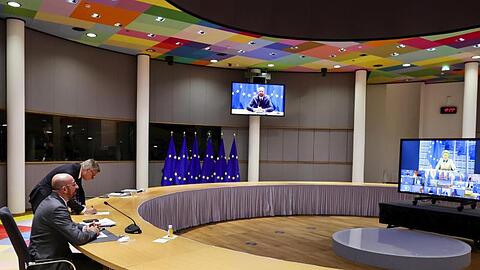 Charles Michel, Präsident des Europäischen Rates, nimmt an der Videokonferenz der EU-Staats- und Regierungschefs zum Thema Corona und Haushaltsstreit teil. Nach dem Veto Ungarns und Polens gegen das europäische Haushaltspaket haben die EU-Staats- und Regierungschefs bei dem Videogipfel einen Ausweg aus der Krise gesucht.