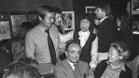 Toni Netzle (o.r.) und ihr Lebensgefährte Ole Olowson (o.l.) betrieben den Alten Simpl gemeinsam. Auf diesem Foto von 1980 sind sie mit dem Dirigenten und Pianisten Wolfgang Sawallisch und dessen Frau Mechthild zu sehen.