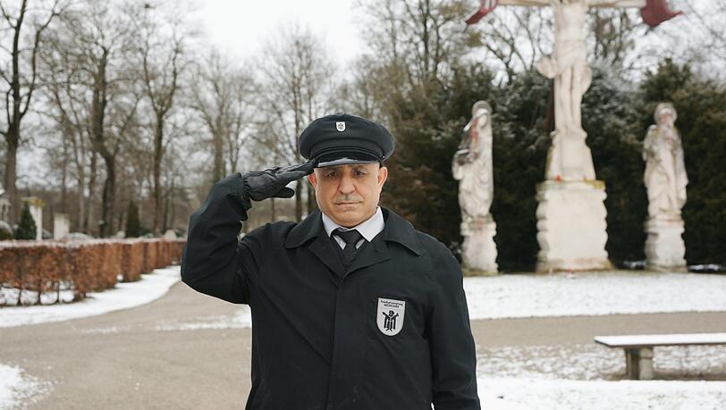 "Ich trage wieder einen Hut": Ismail Yilmaz, besser bekannt als Isi, der X-Cess-Chef, bei seiner neuen Arbeit am Westfriedhof.