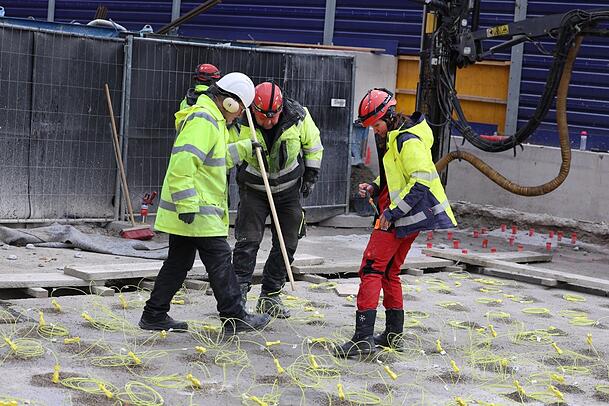 Die letzten Sprengladungen werden in den Bohrlöchern versenkt. In rund 2,30 Meter Tiefe sollen die dann zünden. Die letzten Sprengladungen werden in den Bohrlöchern versenkt. In rund 2,30 Meter Tiefe sollen die dann zünden.
