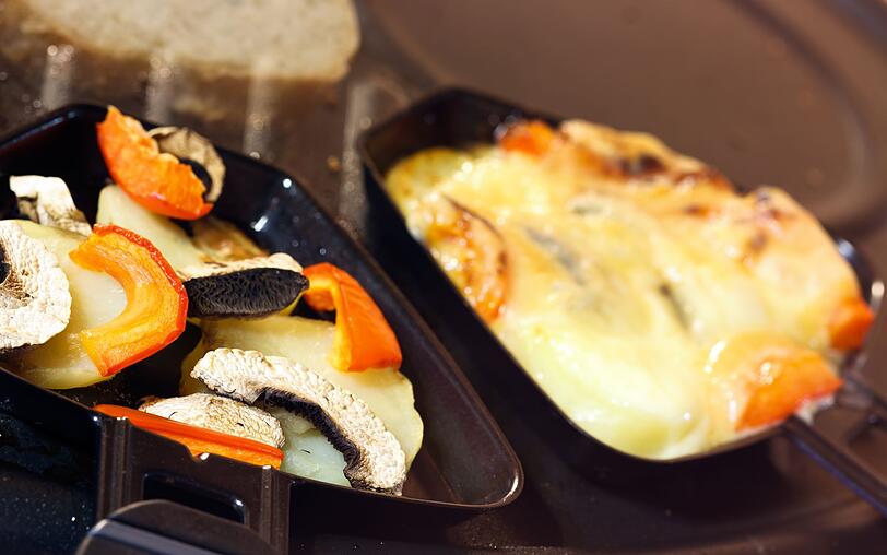 Der Klassiker bei der K&auml;severwertung: das Raclette. Auch ohne Besuch und den klassischen Raclettek&auml;se erleben Sie hier einen echten Gaumenschmaus. "Raclette for One" ist immer eine gute Idee und verwertet im Handumdrehen die letzten St&uuml;ckchen K&auml;se und Ihr angebrochenes Restgem&uuml;se.