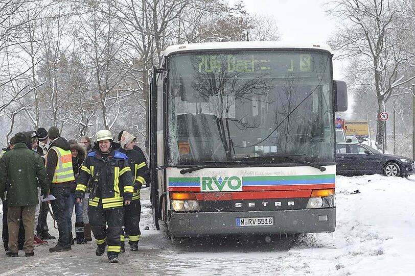 Beim Zusammenstoß zweier Schulbusse sind am Dienstag in Oberschleißheim bei München sieben Jugendliche und ein Autofahrer verletzt worden.