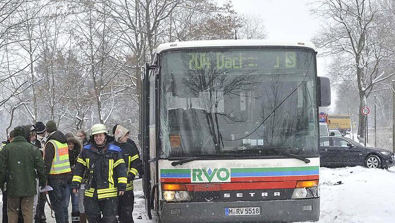 Beim Zusammenstoß zweier Schulbusse sind am Dienstag in Oberschleißheim bei München sieben Jugendliche und ein Autofahrer verletzt worden. Beim Zusammenstoß zweier Schulbusse sind am Dienstag in Oberschleißheim bei München sieben Jugendliche und ein Autofahrer verletzt worden.