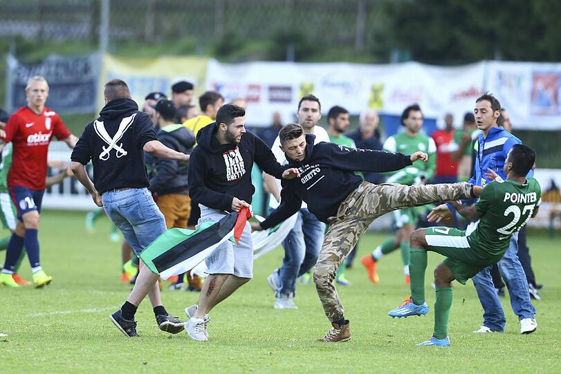 Hass und Gewalt: Prügel-Fans stürmen das Feld mit Palästina-Fahnen und gehen auf die Spieler der israelischen Mannschaft los. Die Bilder.