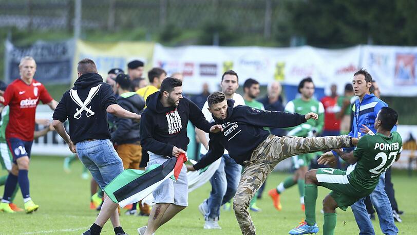 Hass und Gewalt: Prügel-Fans stürmen das Feld mit Palästina-Fahnen und gehen auf die Spieler der israelischen Mannschaft los. Die Bilder. Hass und Gewalt: Prügel-Fans stürmen das Feld mit Palästina-Fahnen und gehen auf die Spieler der israelischen Mannschaft los. Die Bilder.
