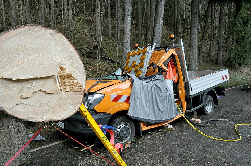 In Montabaur in Rheinland-Pfalz starben zwei Straßenarbeiter, weil ein Baum auf ihr Auto knallte.