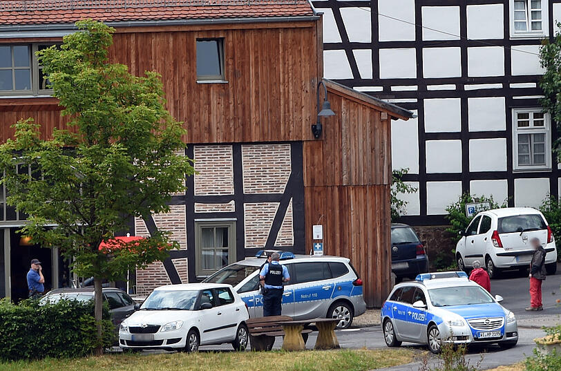 Der Sohn von Schrauben-Milliardär Reinhold Würth ist in Osthessen entführt worden, nach kurzer Zeit aber wieder freigekommen. Die Polizei sicherte den Familiensitz "Hofgut Sassen" in Schlitz.