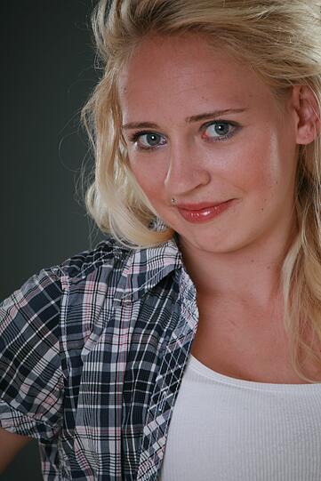 Die junge Blonde, die hier so schüchtern lächelt, heißt Annika. Sie ist 23 Jahre alt.