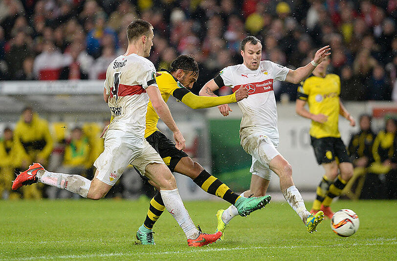 Das 2:1 für Dortmund: Torschütze Pierre-Emerick Aubameyang (Mitte) behauptet sich nach einem Traumpass von Marco Reus gegen die Stuttgarter Toni Sunjic (links) und Kevin Großkreutz (früher Dortmund).